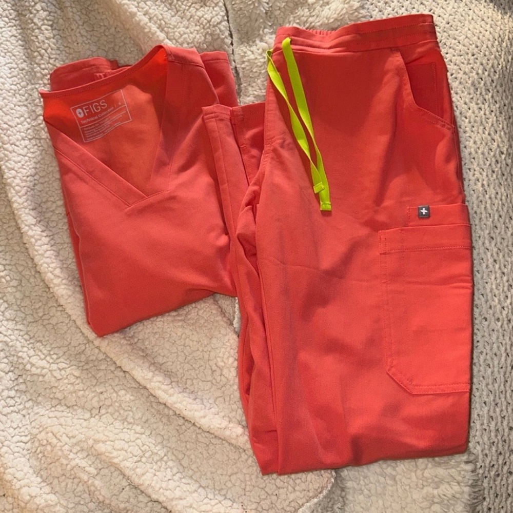 Figs women’s hot coral scrub set, size small NWOT